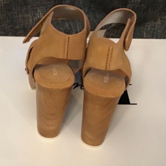 BCBG SUEDE PLATFORM - Picture 5 of 7